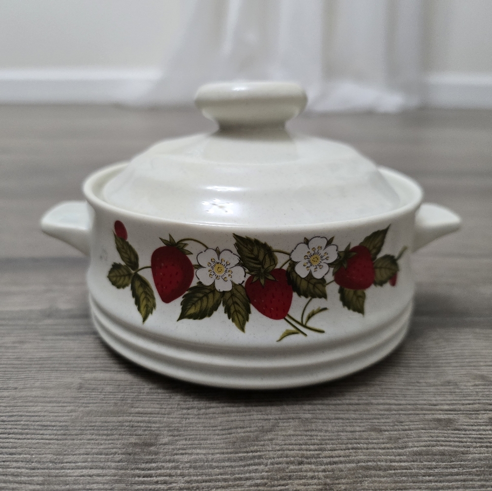 80's Susanne Bake Serve N' Store Stoneware Strawberries Daisies With Lid